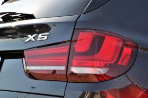 BMW X5: Jak vypadá na menších pneu a proč to zvážit?